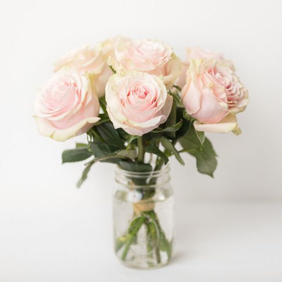 сортовые розы в местной флористической студии в Тюмени