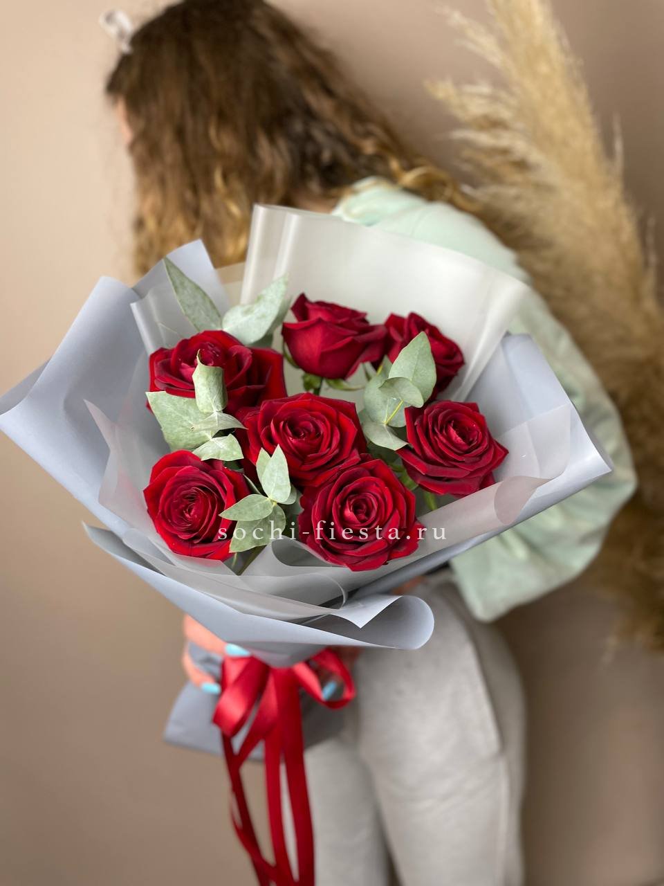 букет из 25 роз в крафтовой бумаге для заказа в Тюмени