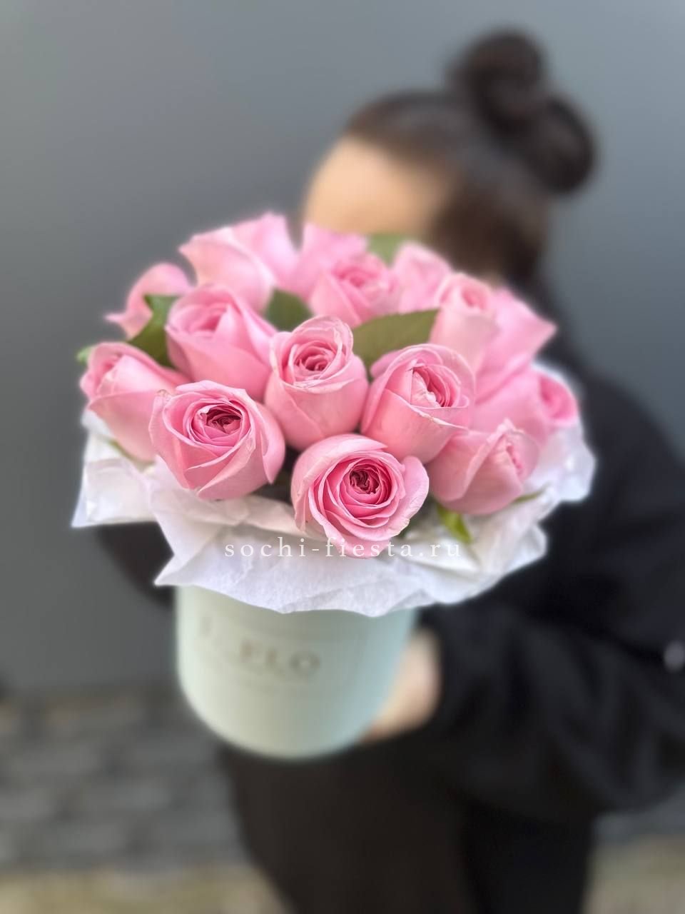 зимняя композиция с амариллисом и еловыми ветвями в Тюмени