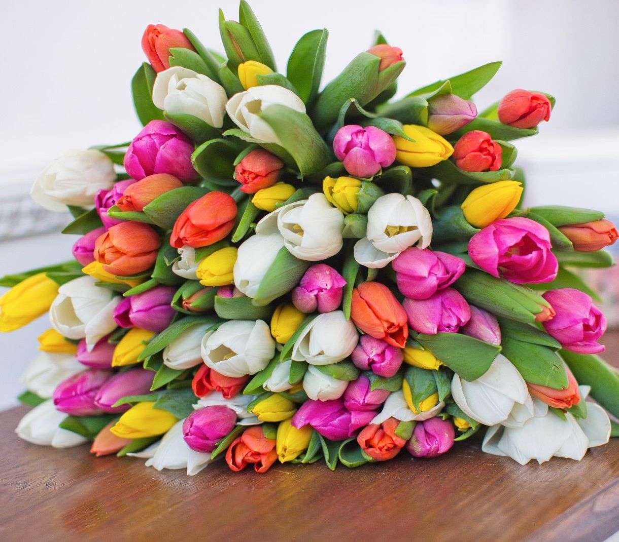 классическая корзина с лилиями и розами для юбилея в Тюмени