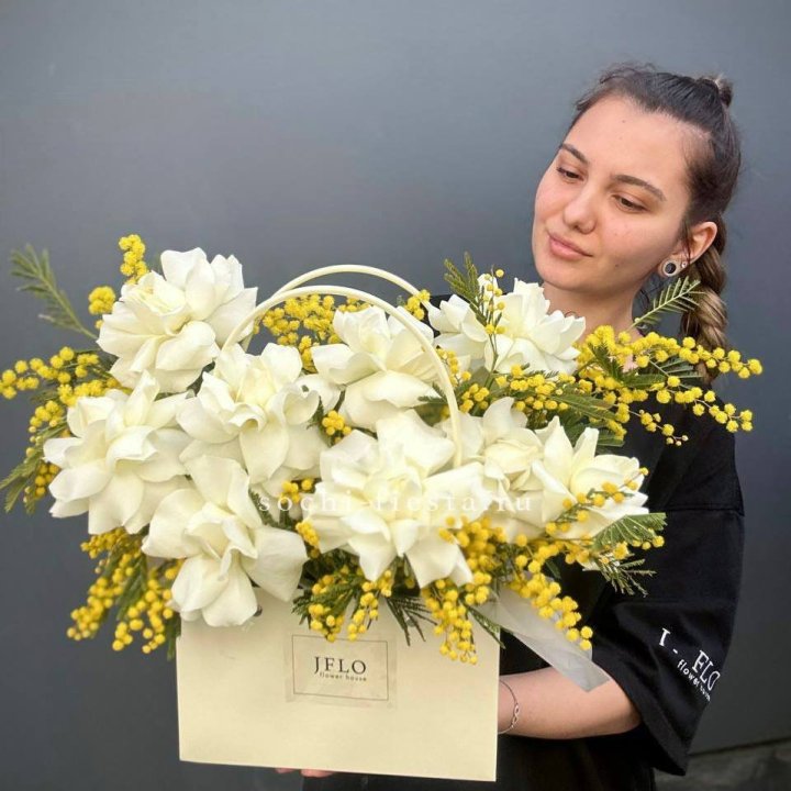 Французские Розы и мимоза  в сумочке  в Тюмени