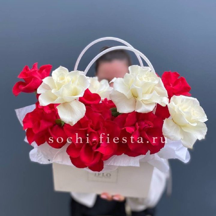 Сумочка  красных и белых роз в Тюмени