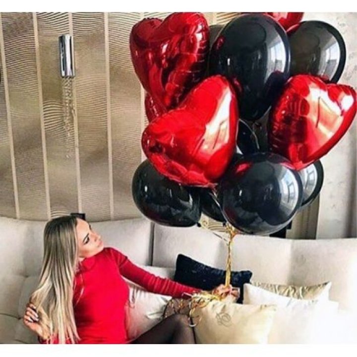 Фонтан из красных сердец с чёрными шарами  в Тюмени