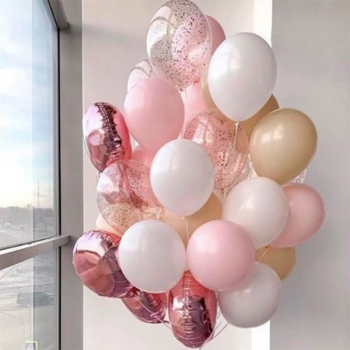 Фонтан шаров розового и белого цветов в Тюмени