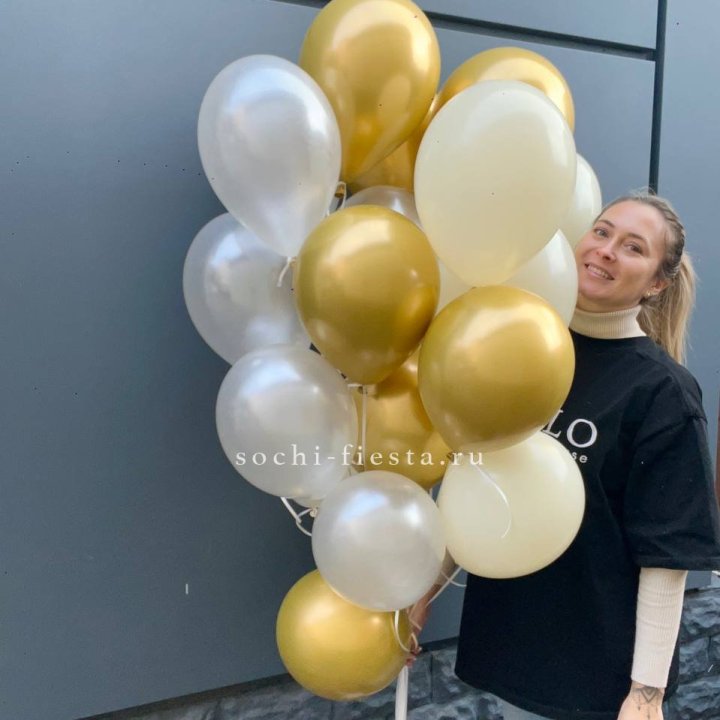 Облако шаров из белого и золотого оттенков в Тюмени