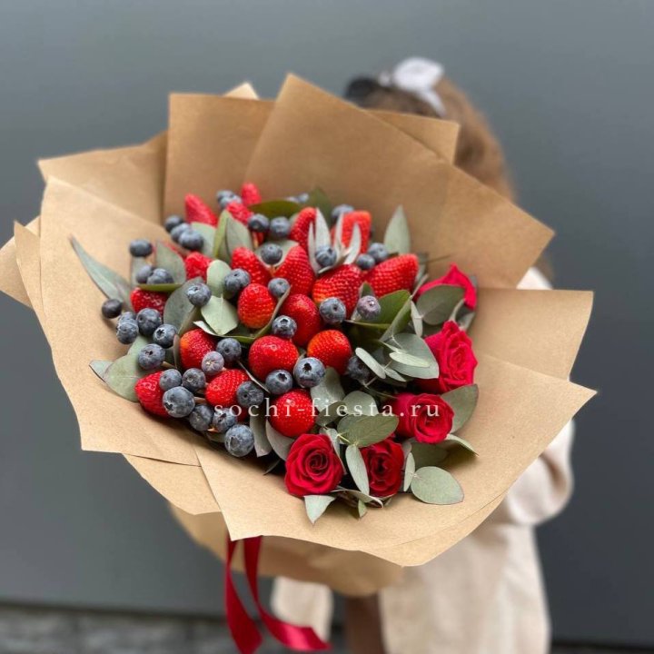 Клубника и голубика с цветами в Тюмени