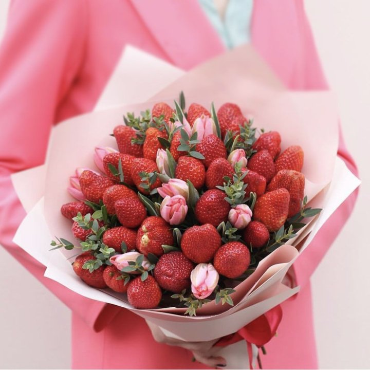 Тюльпаны и клубника в Тюмени