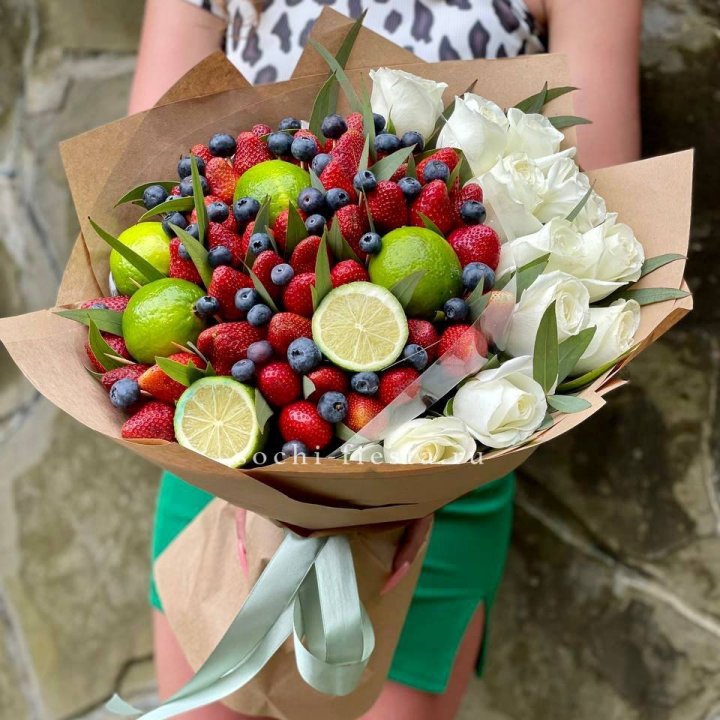 Ягодно-цитрусовый букет с розами в Тюмени