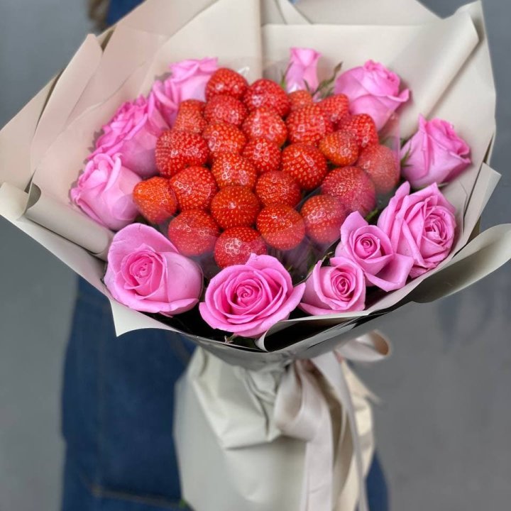 Клубника и розы в Тюмени