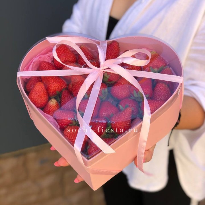 Коробочка сердце  с клубникой в Тюмени