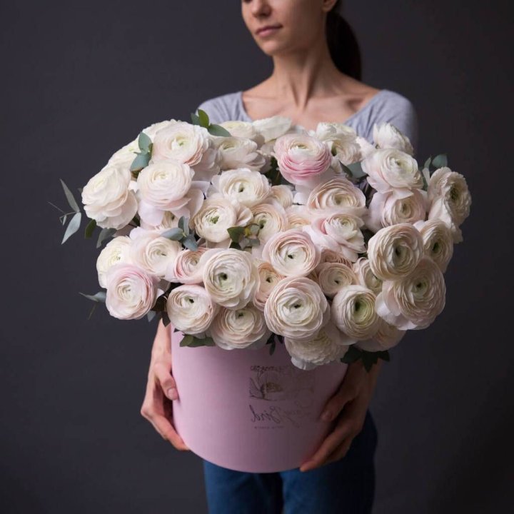 Бокс с ранункулюсами в Тюмени