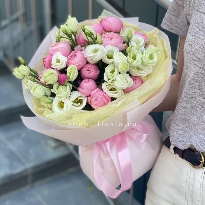 Букет кустовых роз с эустомой в Тюмени