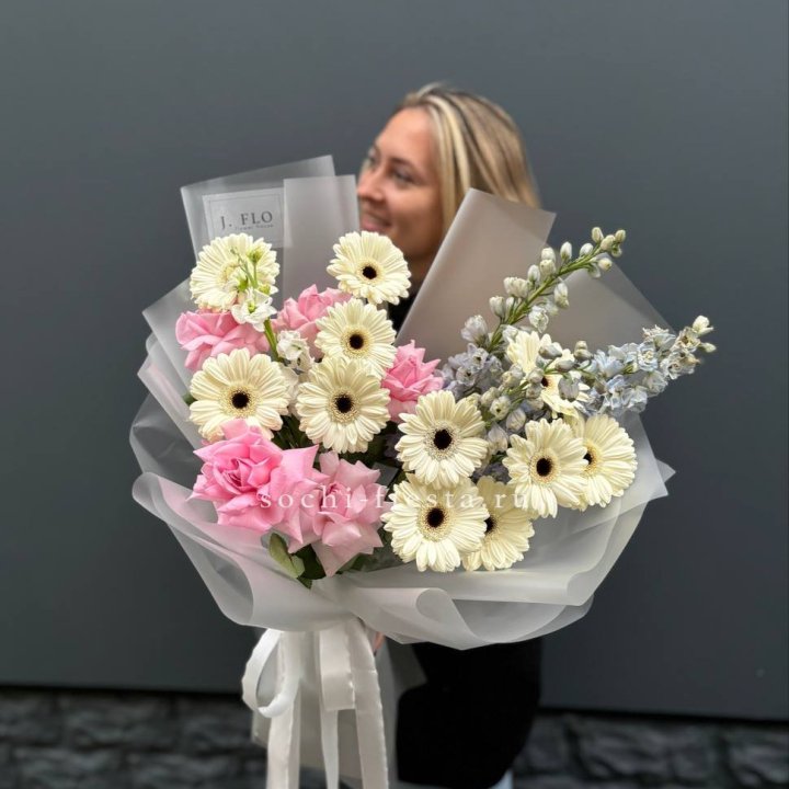 Букет роз и гербер в Тюмени