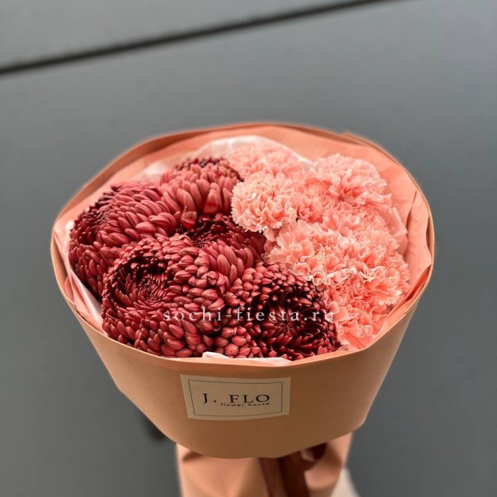 Букет хризантем и диантусов  в Тюмени