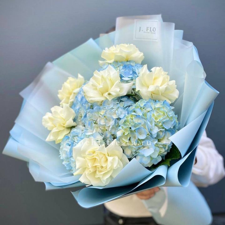 Букет из голубых гортензий и роз  в Тюмени