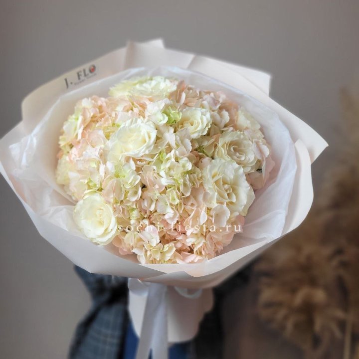  Букет гортензии и роз  в Тюмени