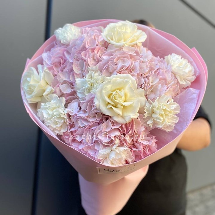  Букет гортензий и роз  в Тюмени