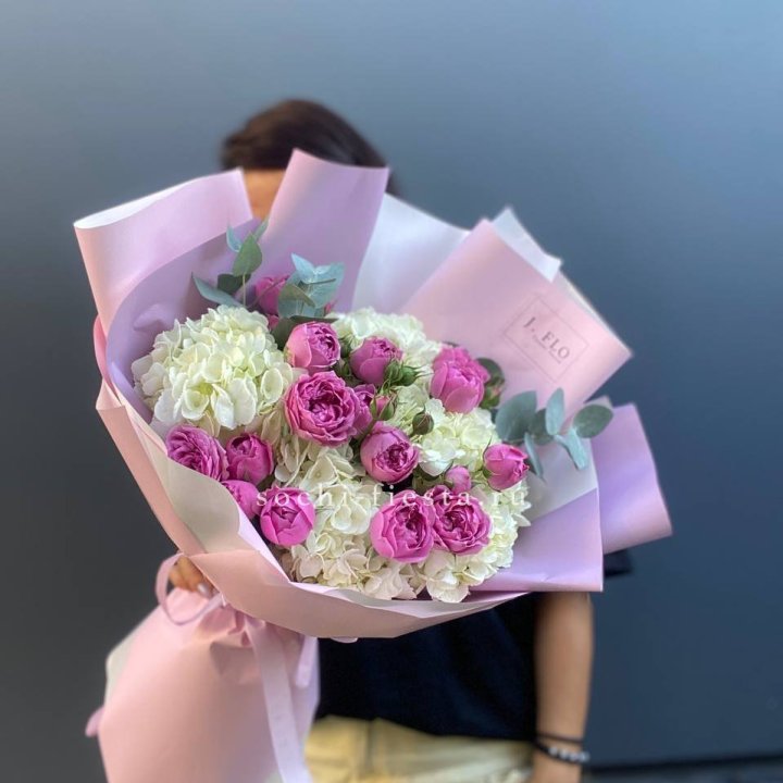 Букет белых гортензий и пионовидных роз  в Тюмени