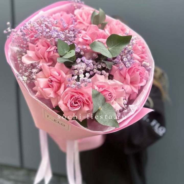 Розовые французские розы с гипсофилой в Тюмени