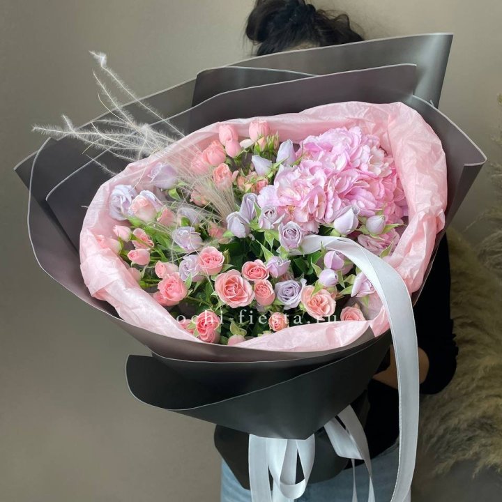  Букет гортензии и роз "Саперави" в Тюмени