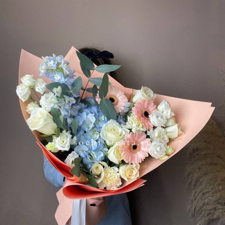  Букет гортензии и роз "Валенсия" в Тюмени