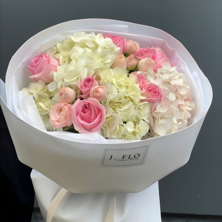  Букет гортензии и роз  "Тиамо" в Тюмени