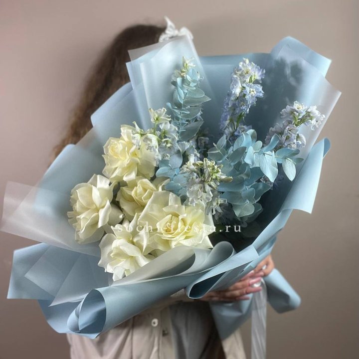 Букет из белых французских роз и дельфиниума в Тюмени