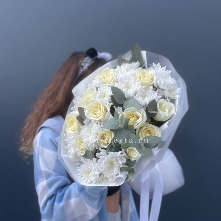  Букет белых роз с хризантемой  в Тюмени
