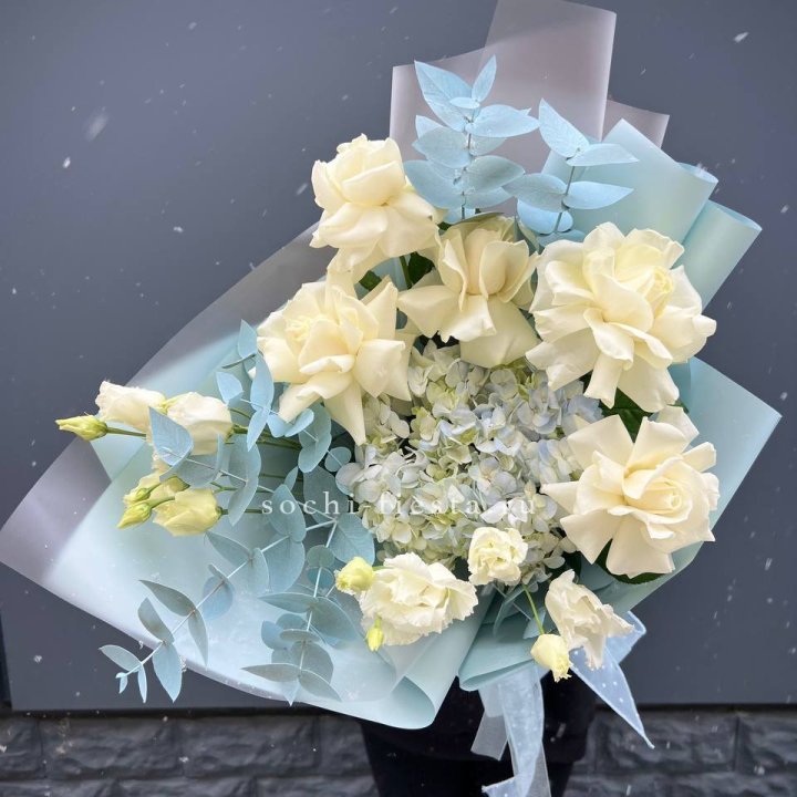 Букет с гортензией и белыми французскими розами в Тюмени