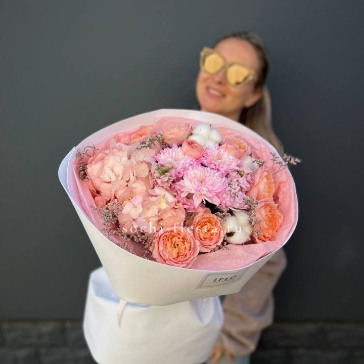 Букет гортензии и кустовых роз  в Тюмени