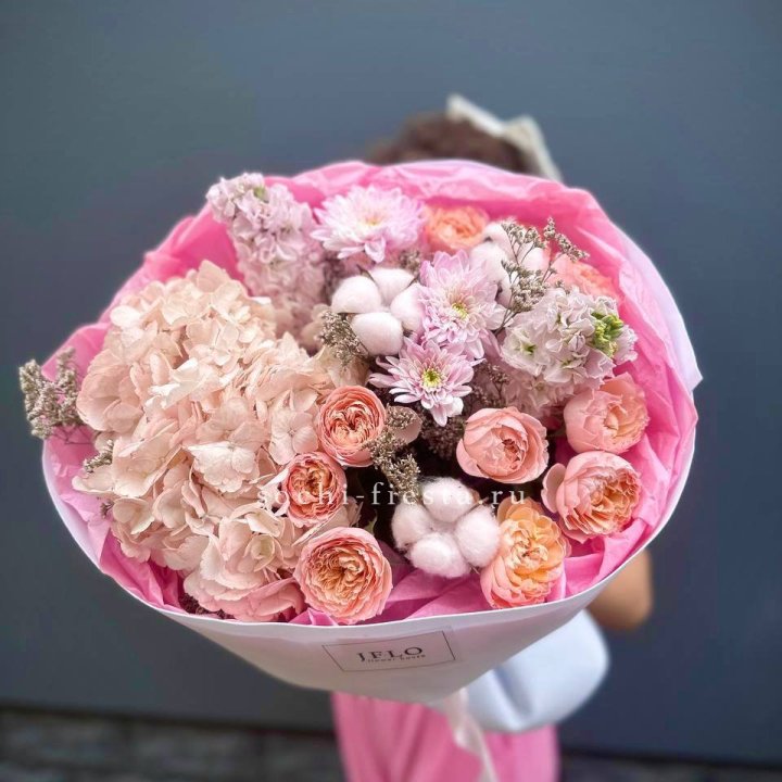 Букет гортензии и кустовых роз "Абрассо" в Тюмени