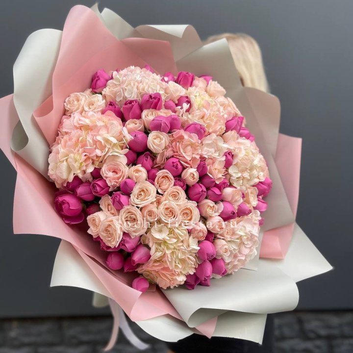 Букет кустовые розы и гортензия в Тюмени