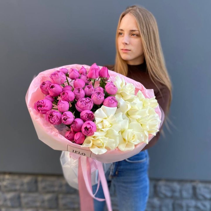 Дуо белых и кустовых роз в Тюмени