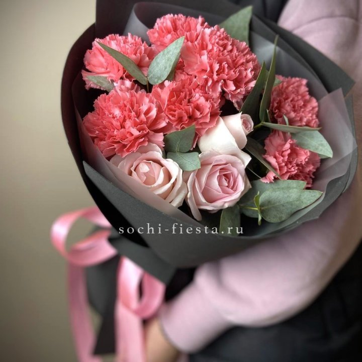Букет из роз и диантусов "Пенелопа" в Тюмени