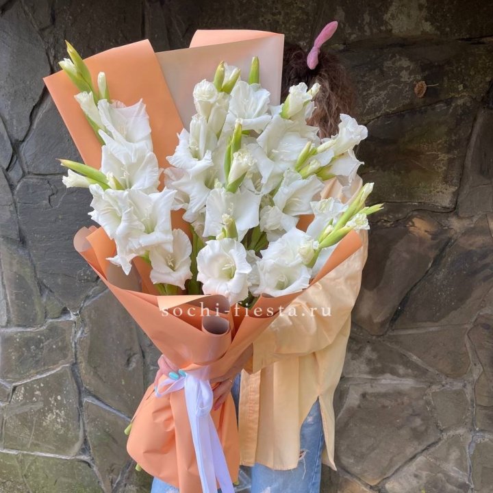 Букет белых гладиолусов  в Тюмени