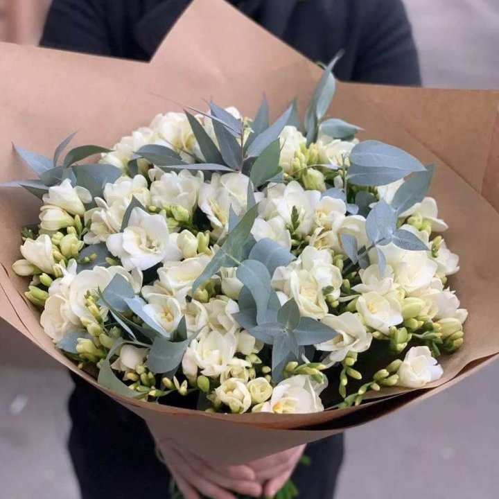 51 фрезия с эвкалиптом в Тюмени