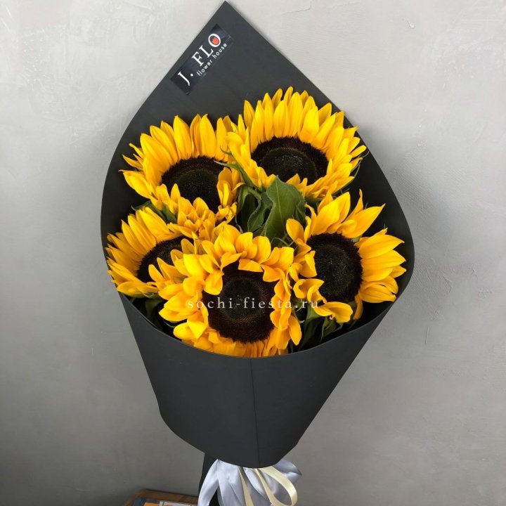 Букет из 5  подсолнухов в Тюмени