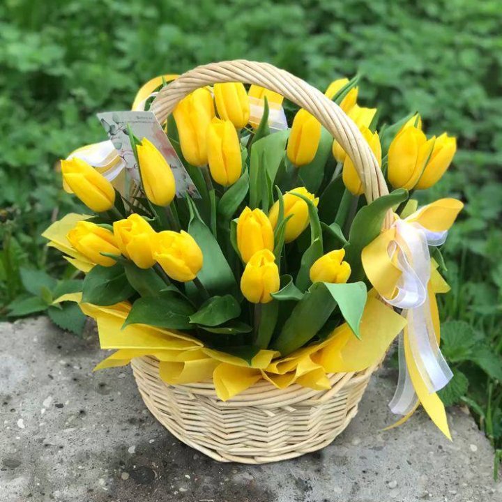 25 желтых тюльпанов в корзине в Тюмени