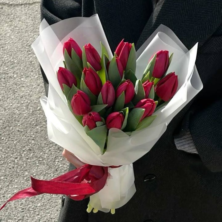 15 красных тюльпанов в Тюмени