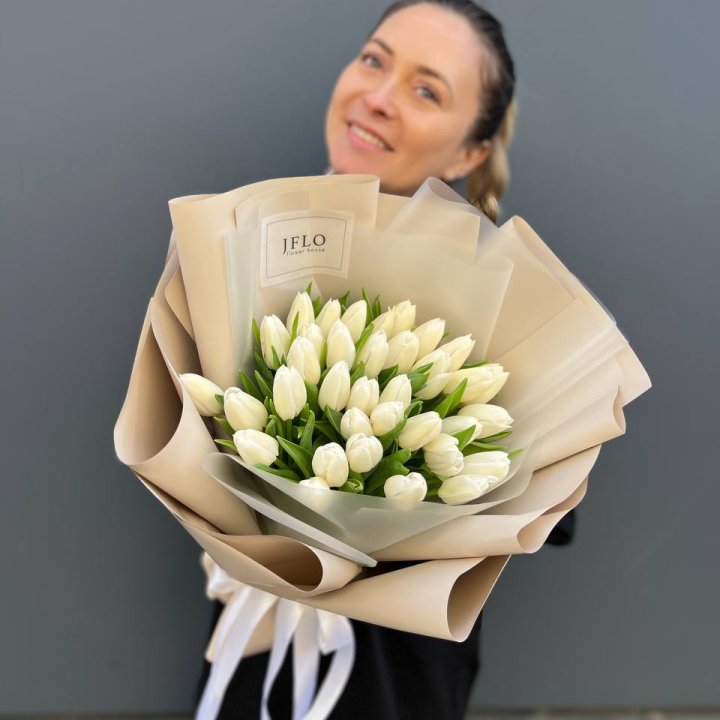 35 белых тюльпанов в Тюмени