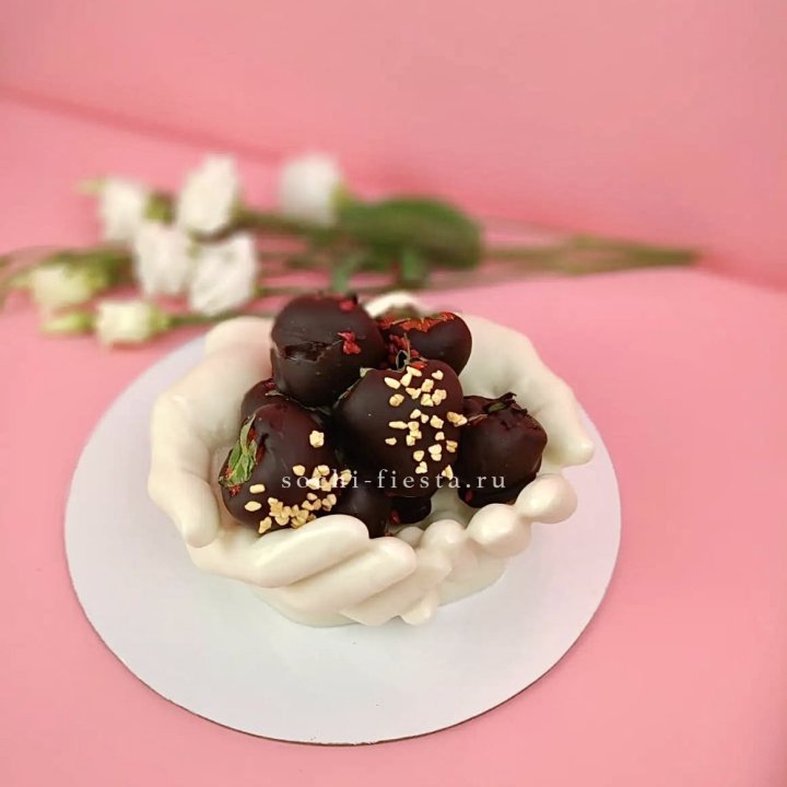 Клубника в шоколаде на шоколадных ладонях  в Тюмени