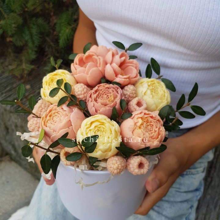 Шоколадный букет с ягодами в Тюмени