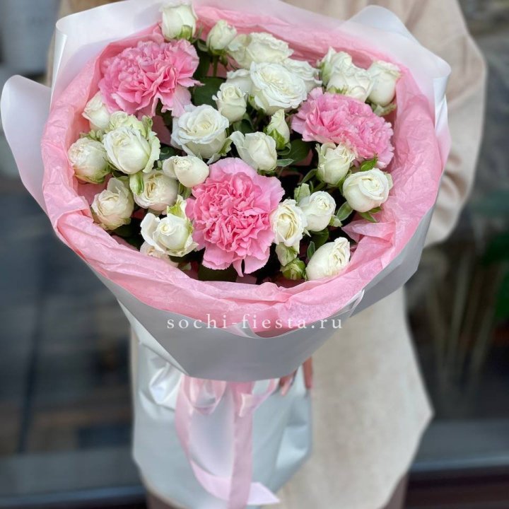 Букет розы с диантусами "Блэш" в Тюмени