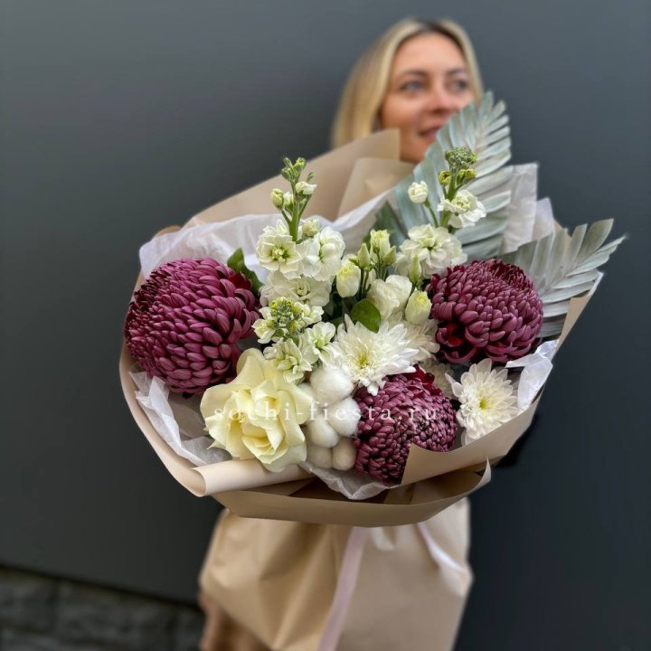 Хризантемы с маттиолой розами эустомой Чика в Тюмени