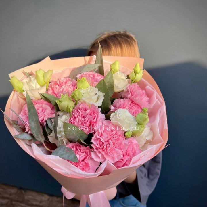 Букет гвоздик и  эустом "Сири" в Тюмени