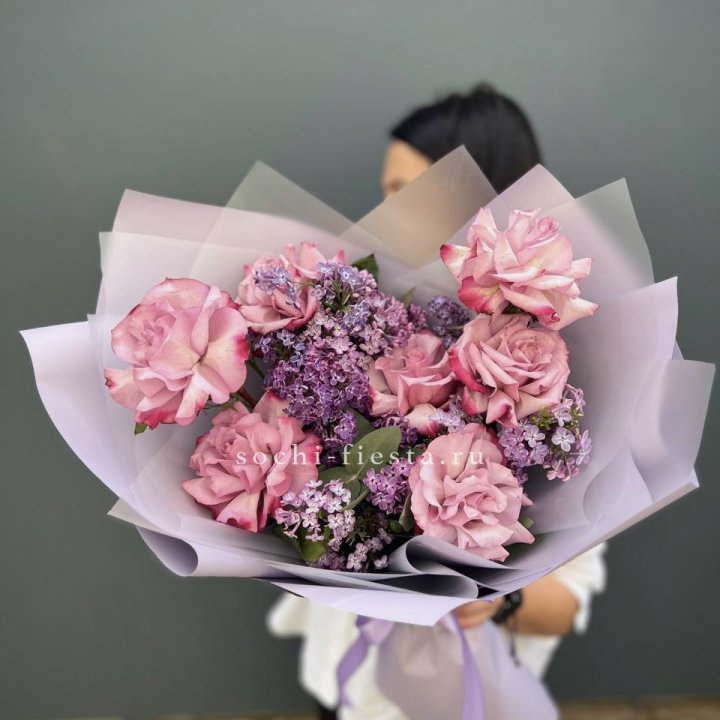 Букет из розовых роз и сирени в Тюмени