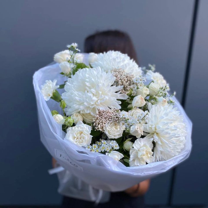 Букет хризантем и роз вайт шотс в Тюмени