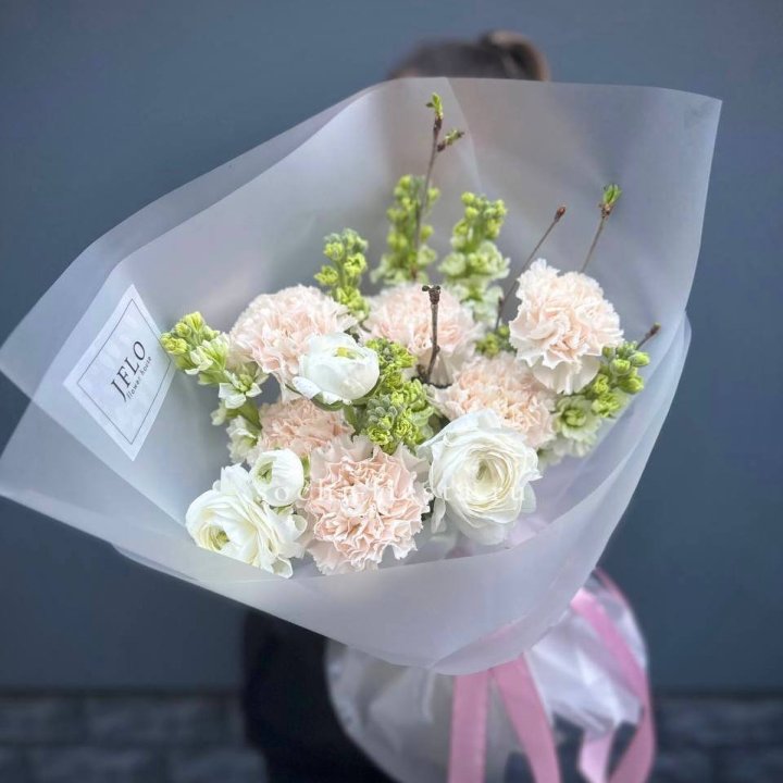 Букет маттиолы и ранункулюсов  в Тюмени