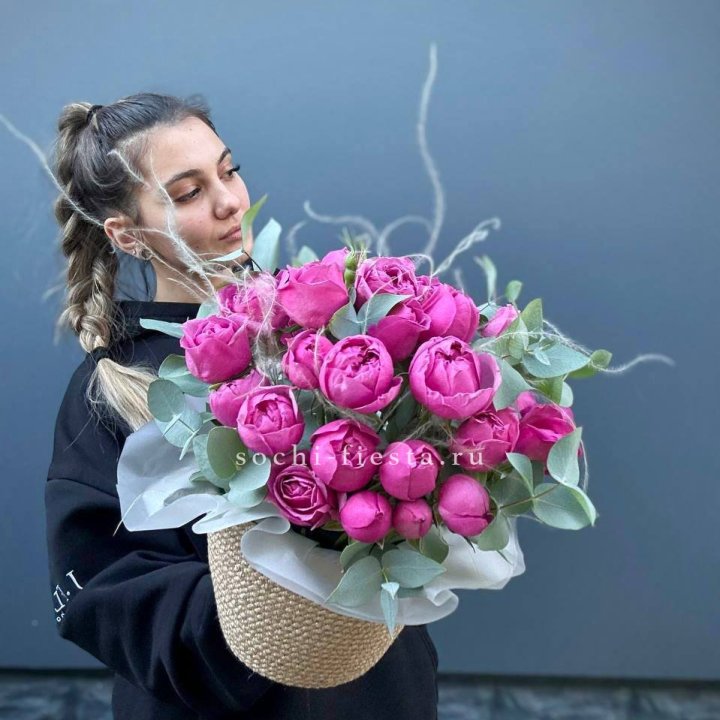 Пионовидные розы  в джутовом кашпо  в Тюмени