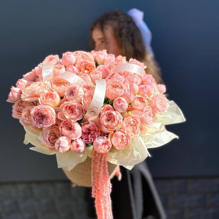 Кустовые розы Джульетта в джутовом кашпо в Тюмени